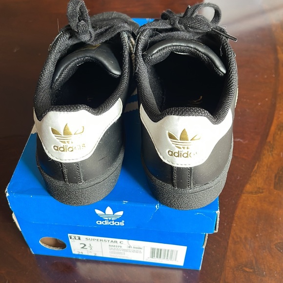 LIKE NEW Adidas Superstar Jr. Size 2 1/2 (Core Black / Cloud Whitek) - Picture 4 of 11